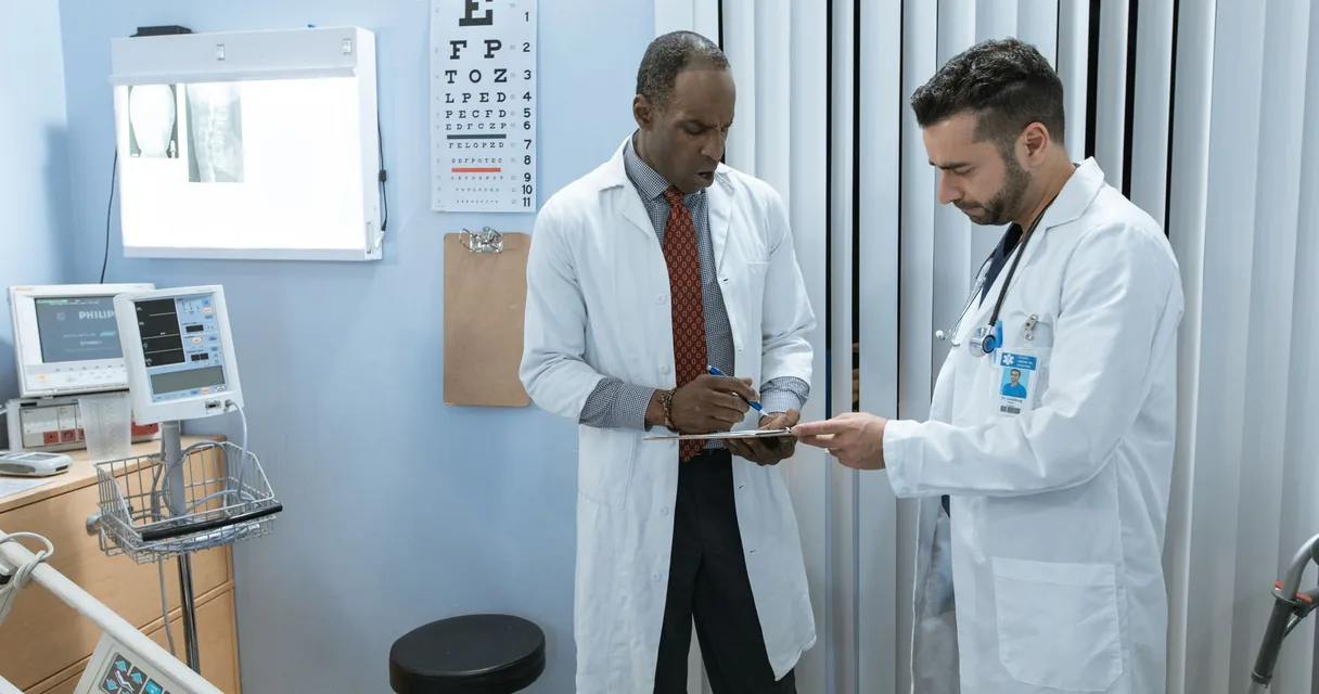 Reunião de gestão em um escritório de hospital