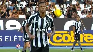 Botafogo pode poupar Danilo na altitude para jogo de volta