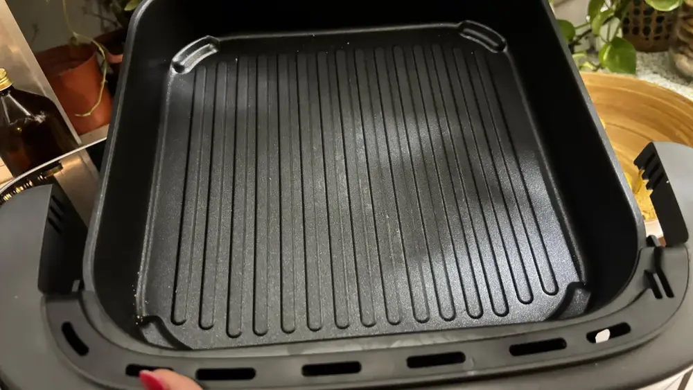 Cesto riscado da air fryer faz mal? Especialista responde