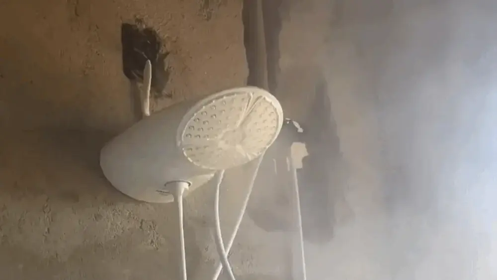Chuveiro vira sauna e viraliza: riscos de incêndio no inverno
