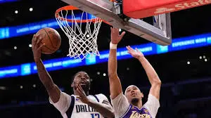 Daniel Gafford Sai Precoce em Jogo dos Lakers contra Mavericks