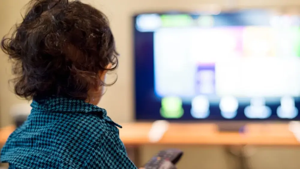 Excesso de telas nas férias: riscos à saúde infantil