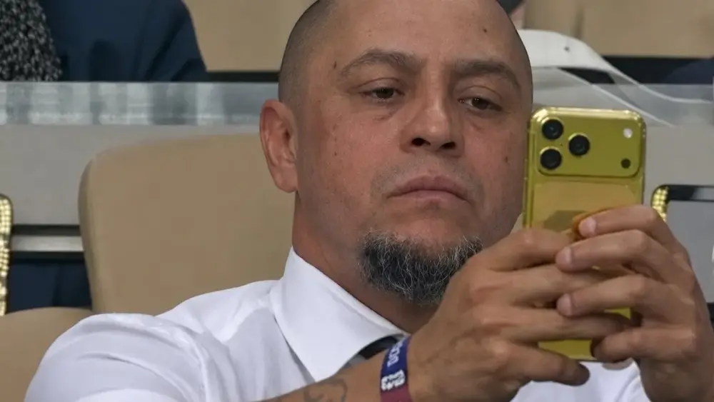 iPhone de ouro de Roberto Carlos viraliza em jogo do Brasil; veja preço