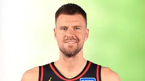 Steve Kerr elogia desempenho de Kristaps Porzingis em jogo 5