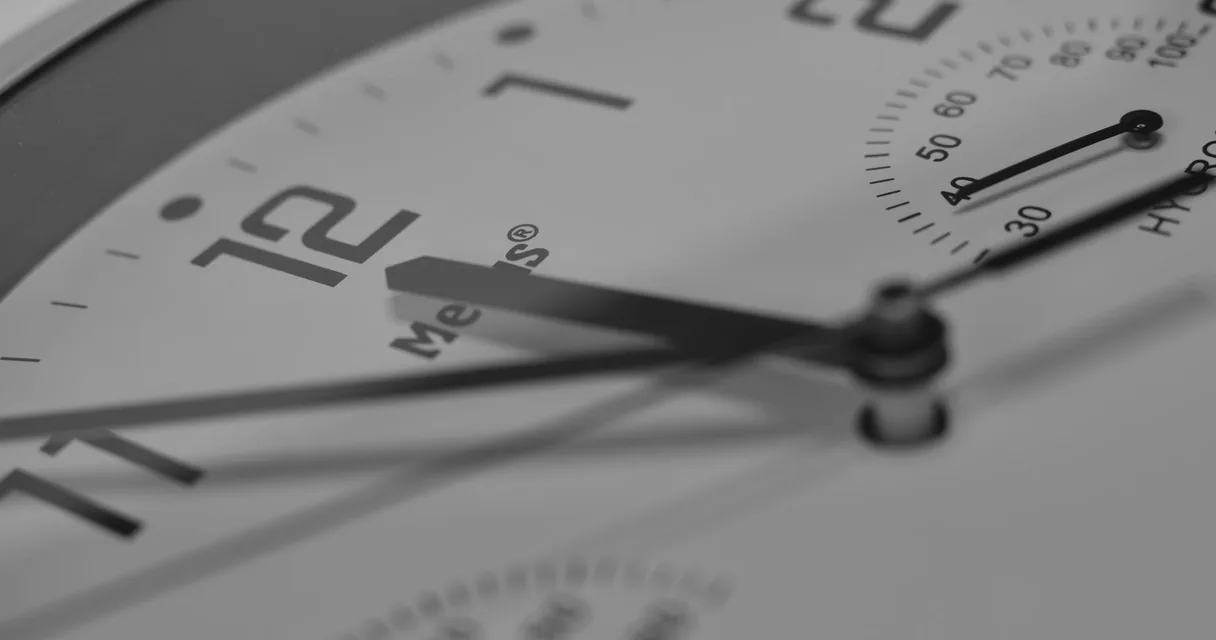 Mostrador de relógio analógico em close, ilustrando o teste IPTV de 12 horas