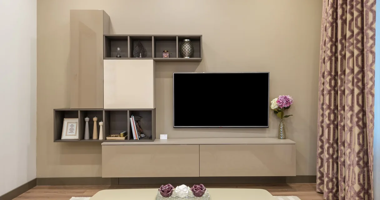 Sala de estar com televisão em móvel com nichos, ilustrando o teste IPTV na TV LG